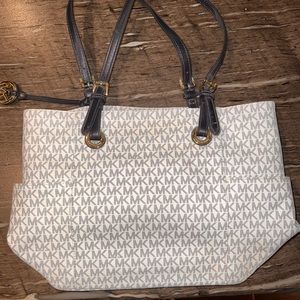 Michael kors purse. Excellent condition.